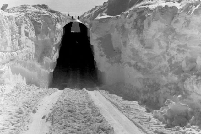 Αυτή είναι η μυστική πυρηνική βάση που αποκαλύπτεται με το λιώσιμο των πάγων στη Γροιλανδία (φωτό)